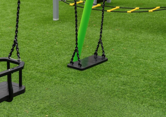 Grama sintética para parque infantil é segura? O que avaliar antes de instalar